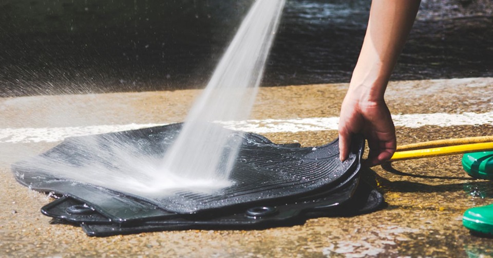 Washing car floor mats to reduce the risk of spreading COVID-19