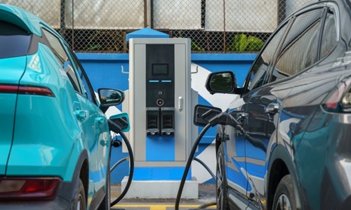 A charging station with electric cars connected illustrating the transition to electric mobility and eco-friendly energy solutions